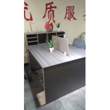 對(duì)面辦公桌